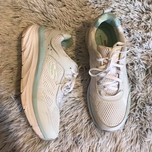 Skechers Women’s Relaxed Fit D’Lux Walker Infinite Motion Sneaker shoe